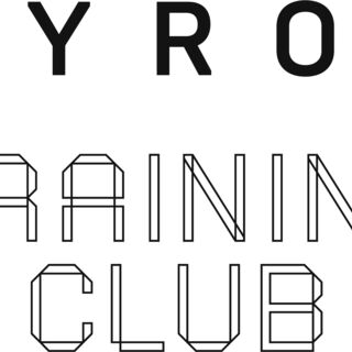 Das Bild zeigt das offizielle Hyrox Logo. Hyrox in schwarzen Buchstaben, Training Club in wei&szlig;en Buchstaben mit schwarzem Rand.